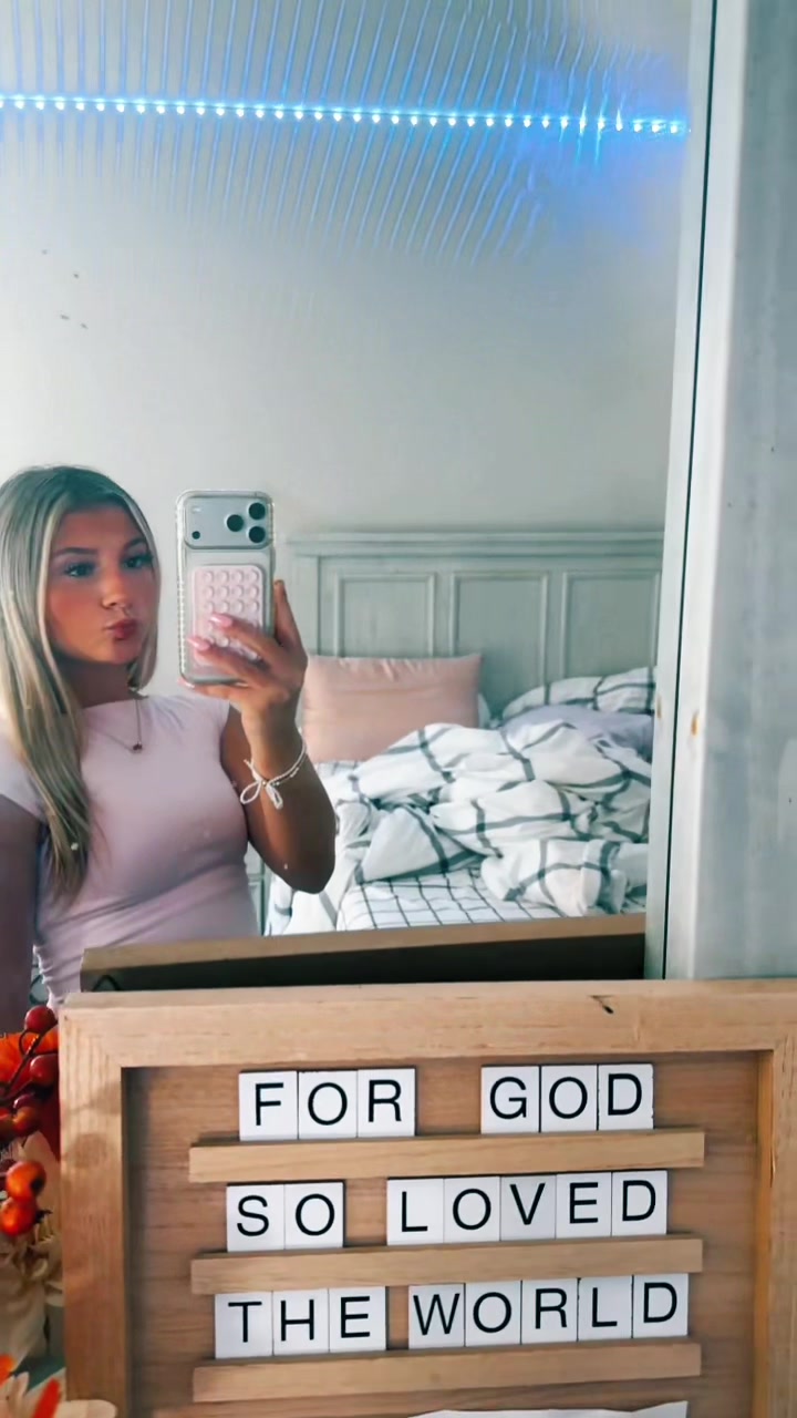 @S O P H 🩷🍭🪽🦄