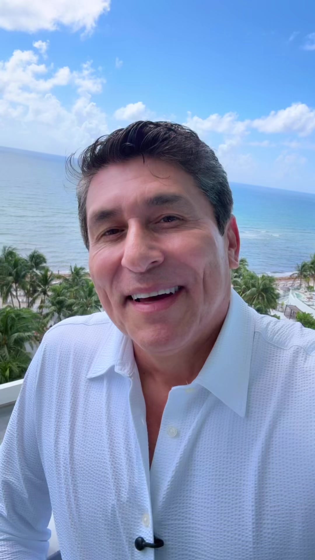 @César Lozano
