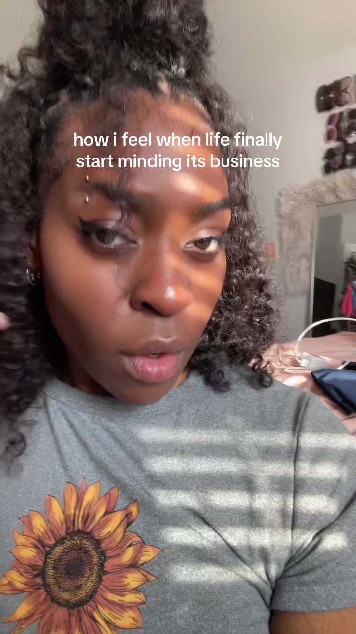 @HelloVella.wav