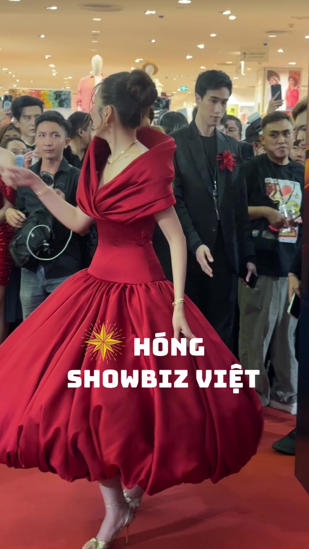 @H&oacute;ng Showbiz Việt