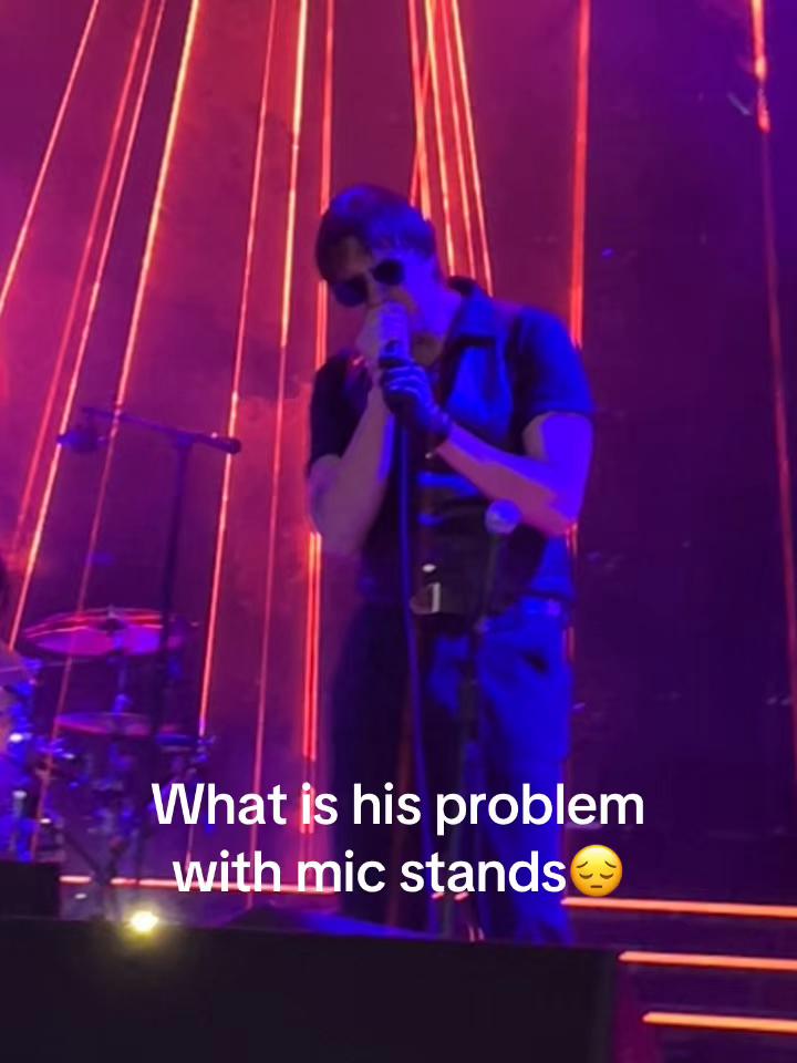 @Julian Casablancas is hot 🥹✌️