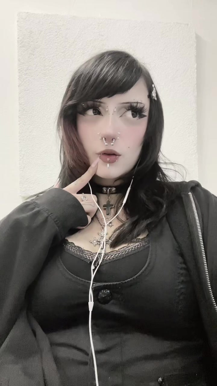 @lari ૮ ․ ․ ྀིა