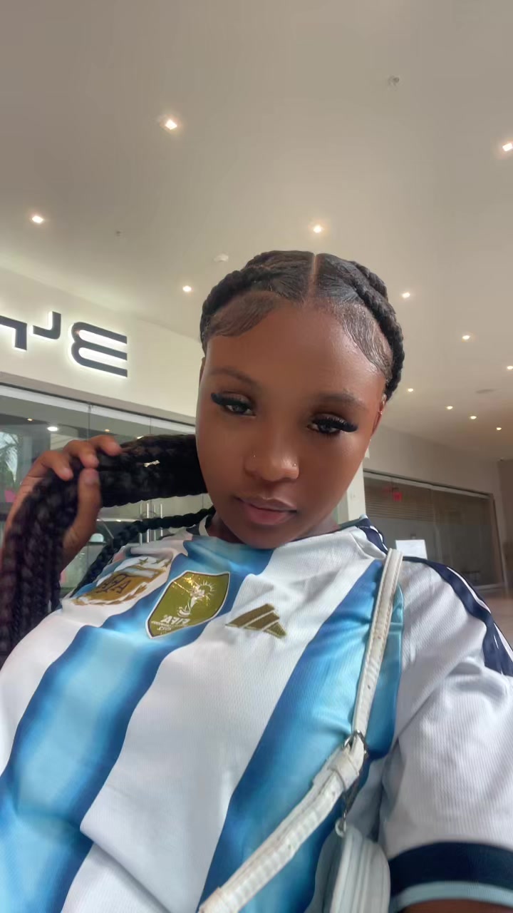 @niaabaee__