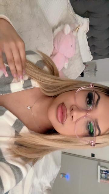 @Pretty Emily 🌷🎀🫦🍓👸🏻