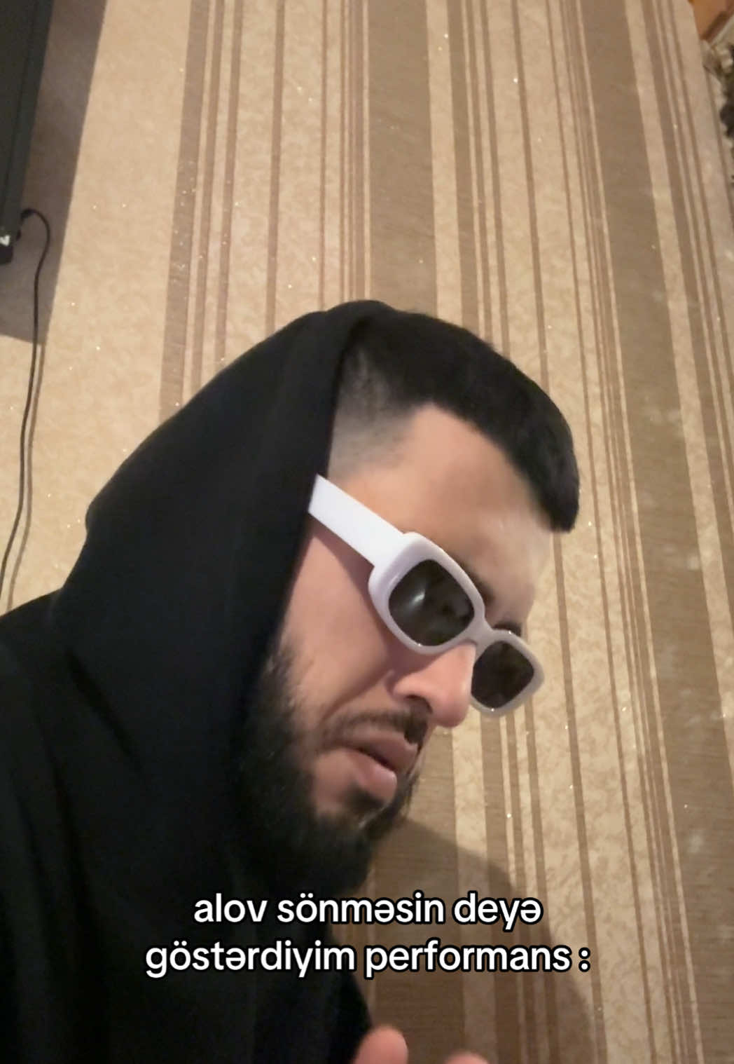 @E J