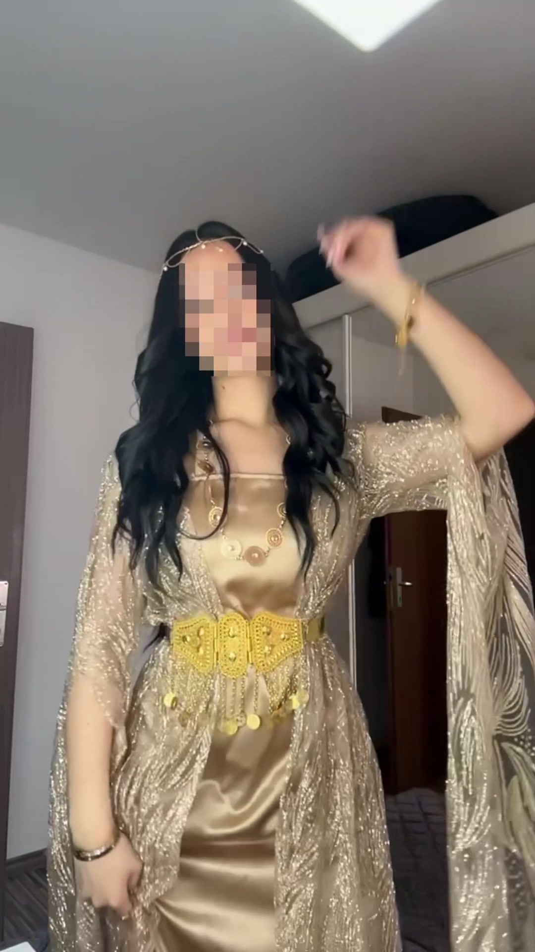 @𝐄
