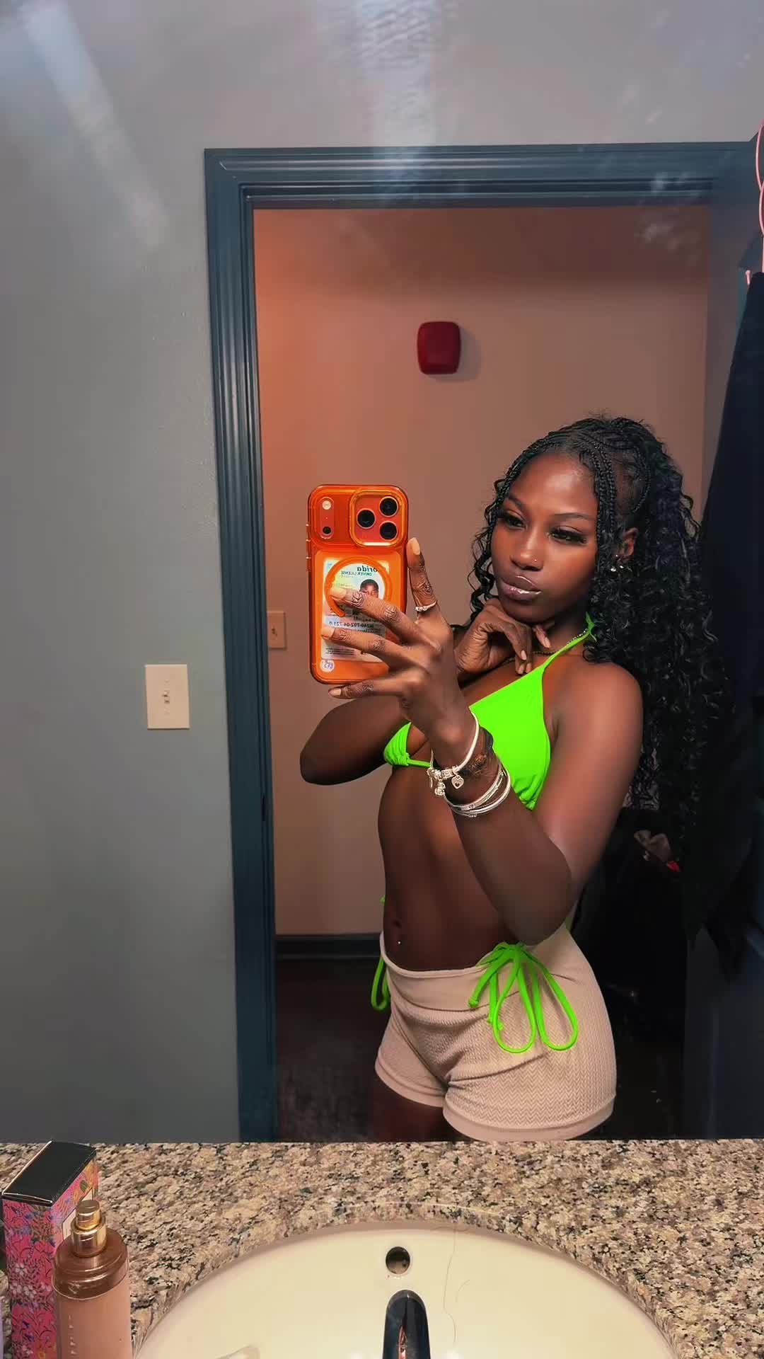 @Nanieee