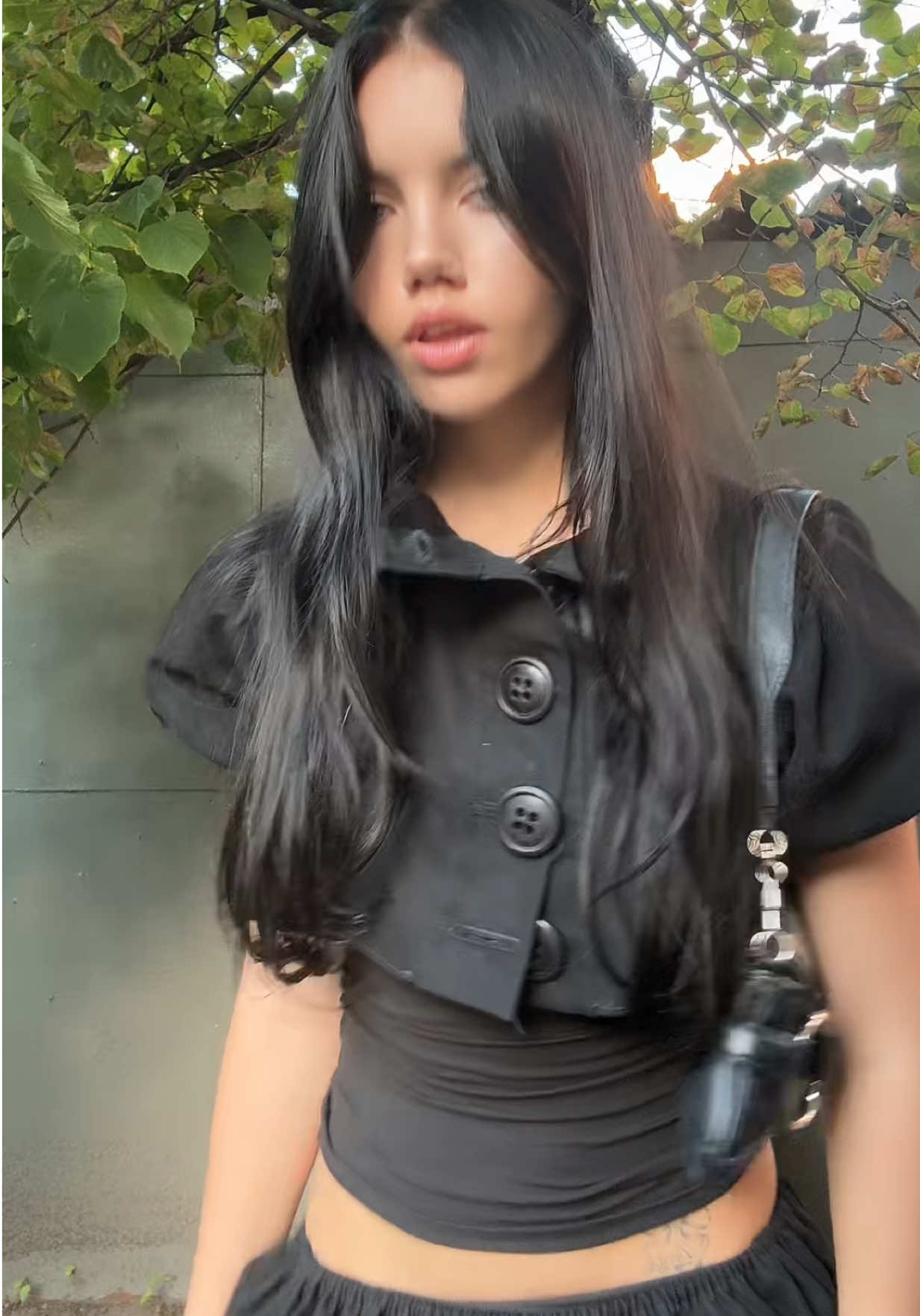 @<4