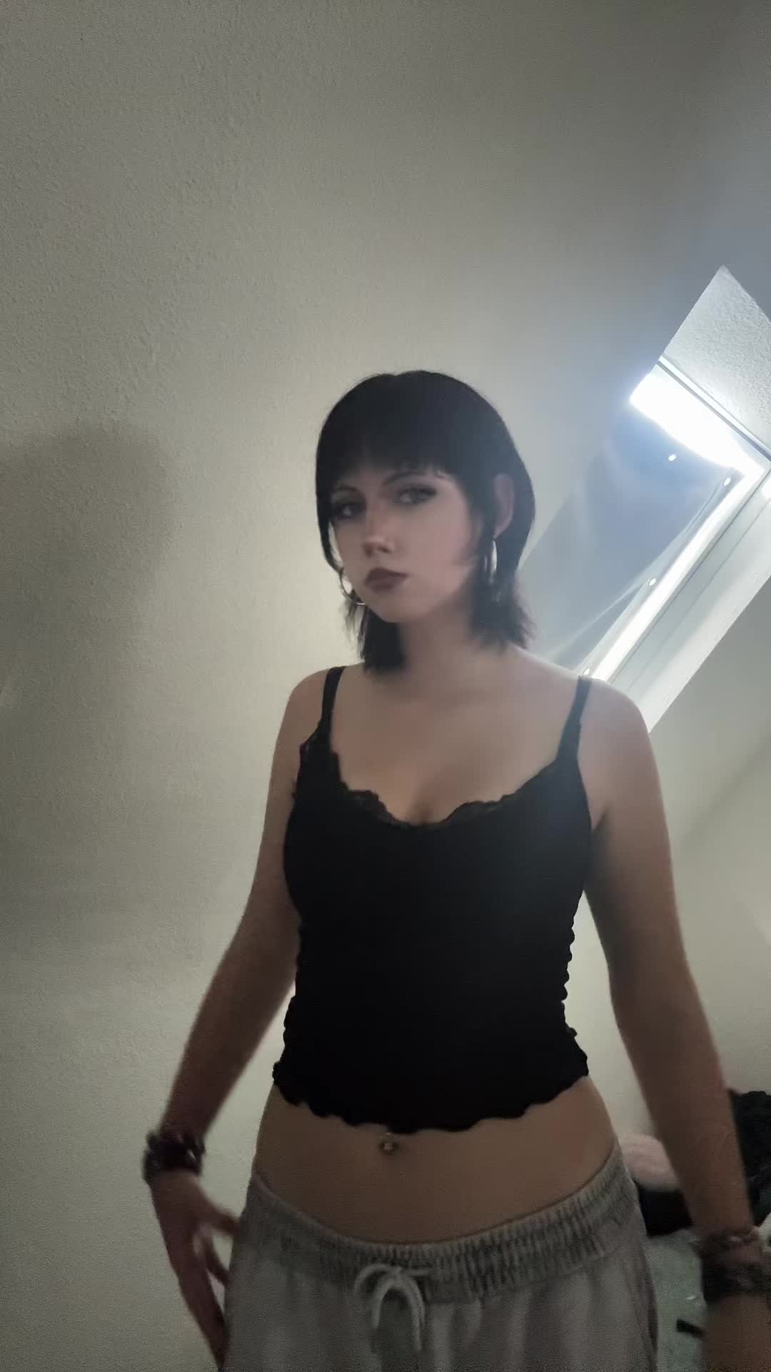 @>⩊<