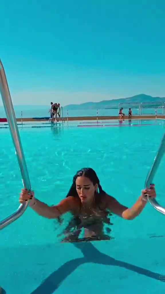 @Tropicwavegirls