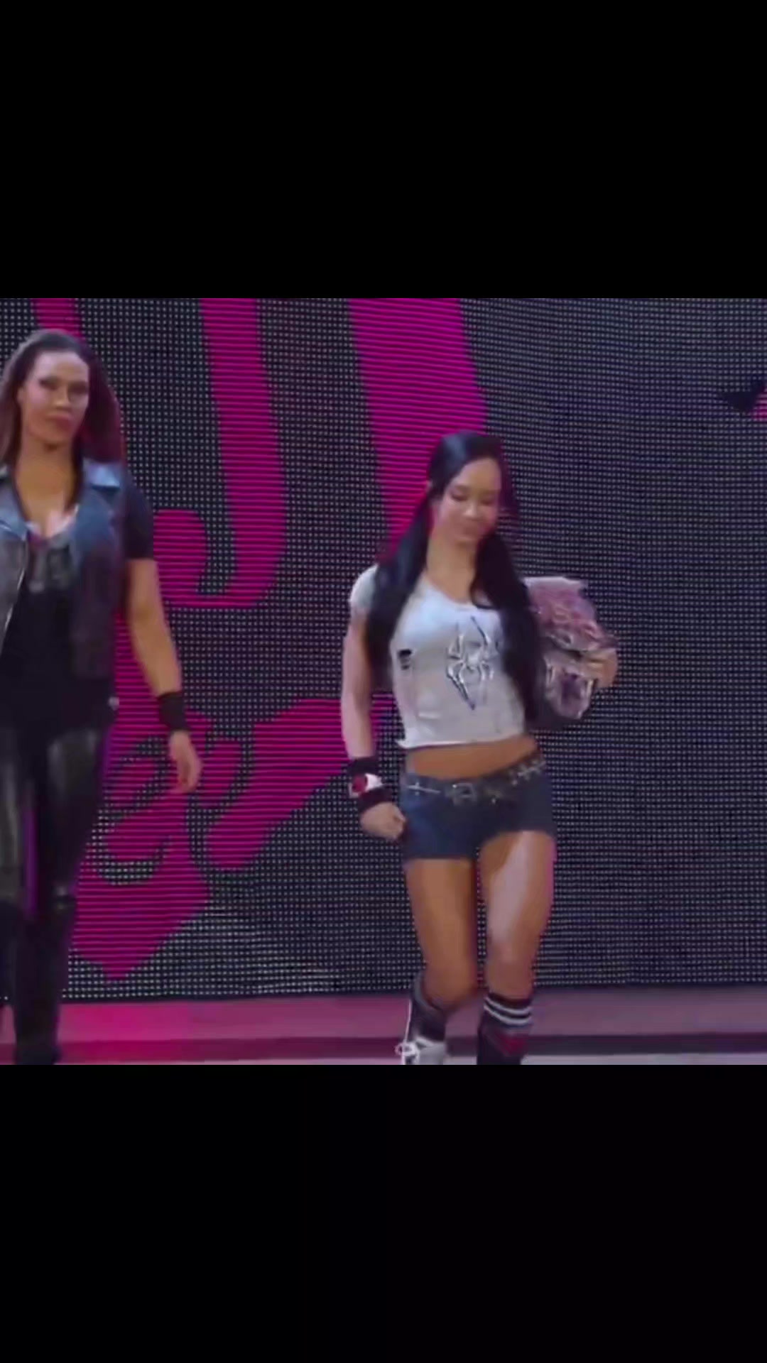 @AJ LEE