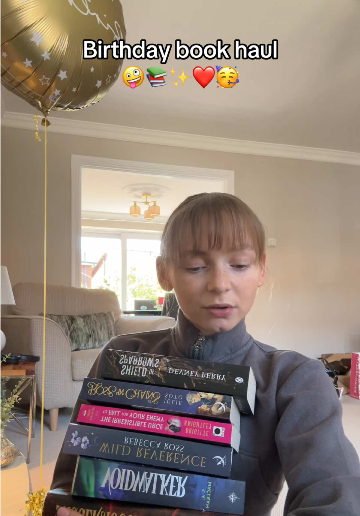 @Ellie Reads & Reacts ๐