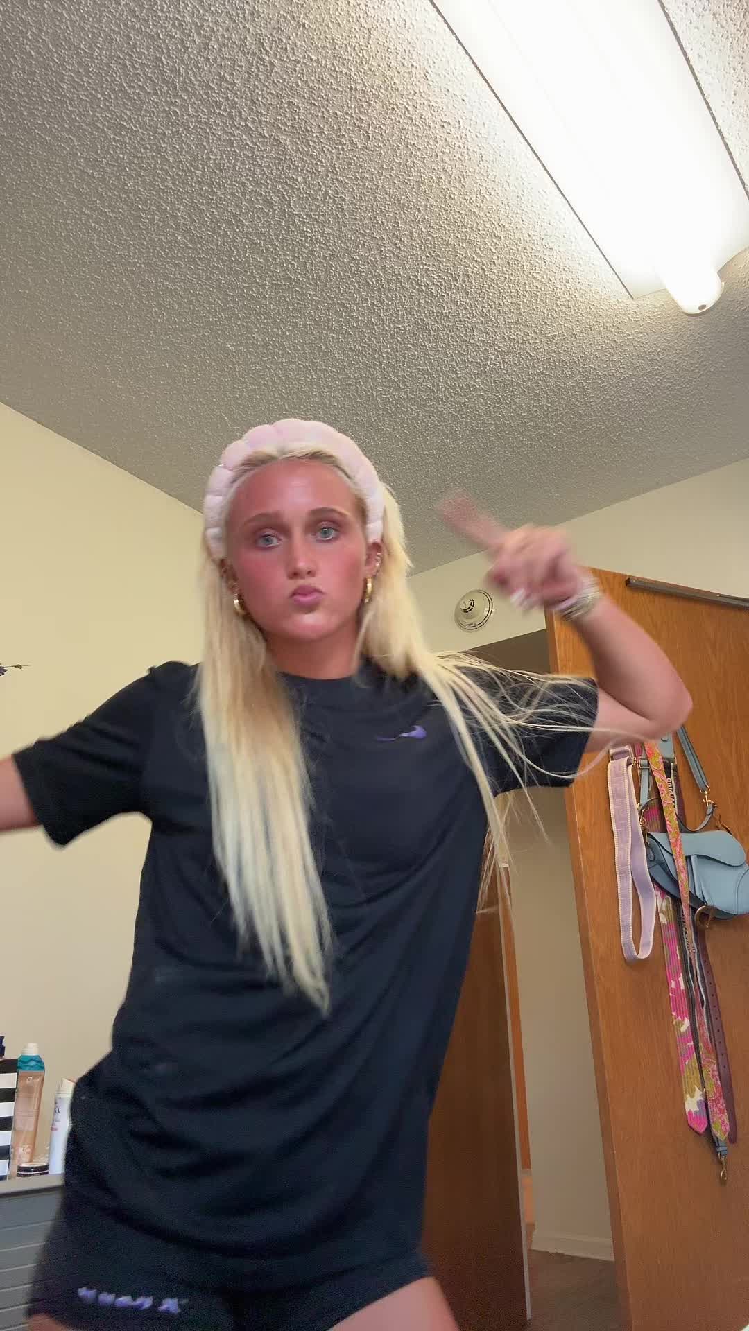 @mollycullenn