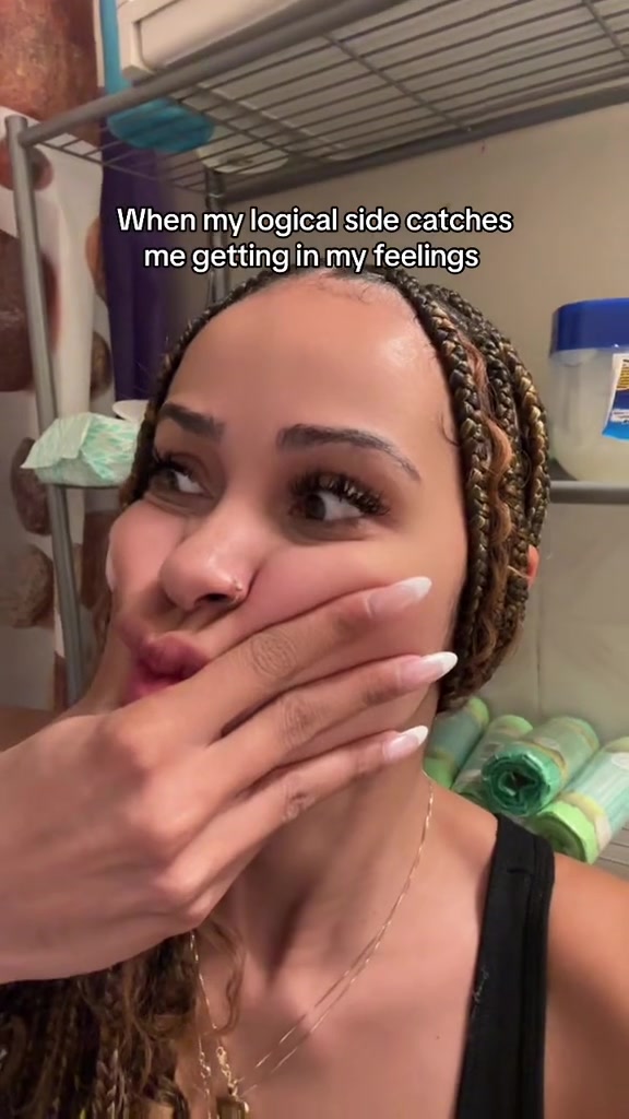 @ELLENIA MIONI