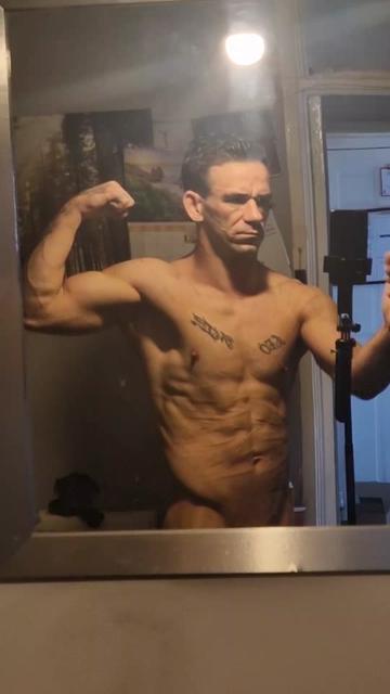 @Michael Lloyd/bodybuilder