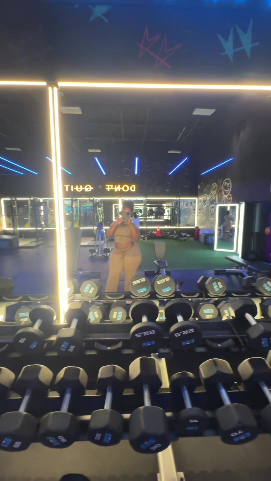 @LovNia_