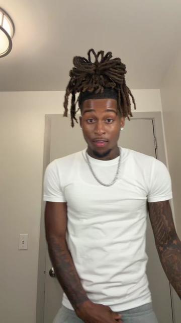 @sofamousjay_