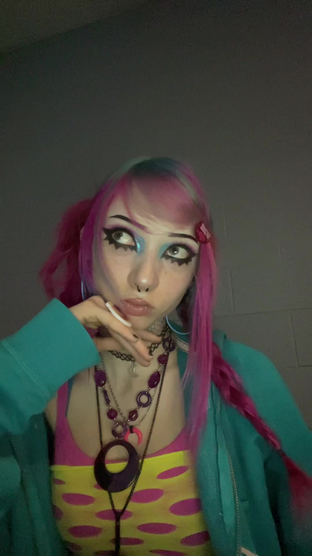 @Weird chick wit pink hair