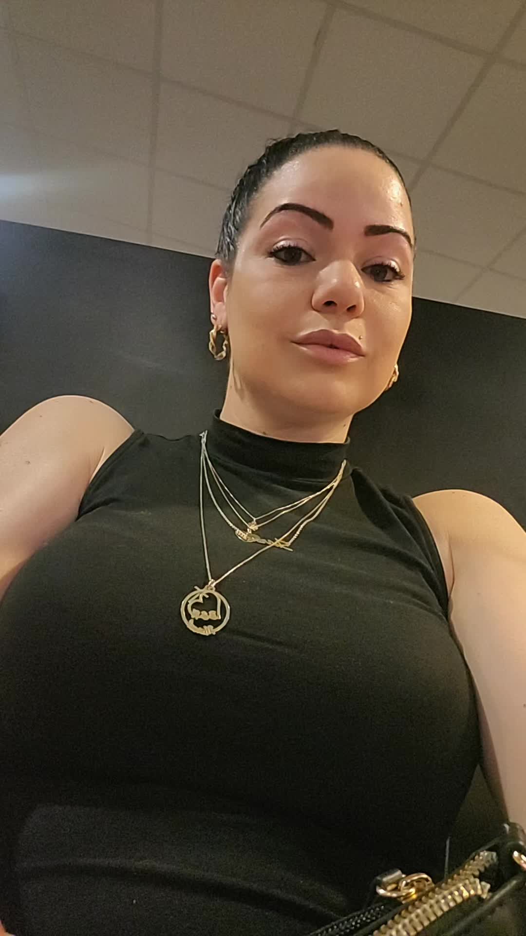 @LuciaSharona.bk