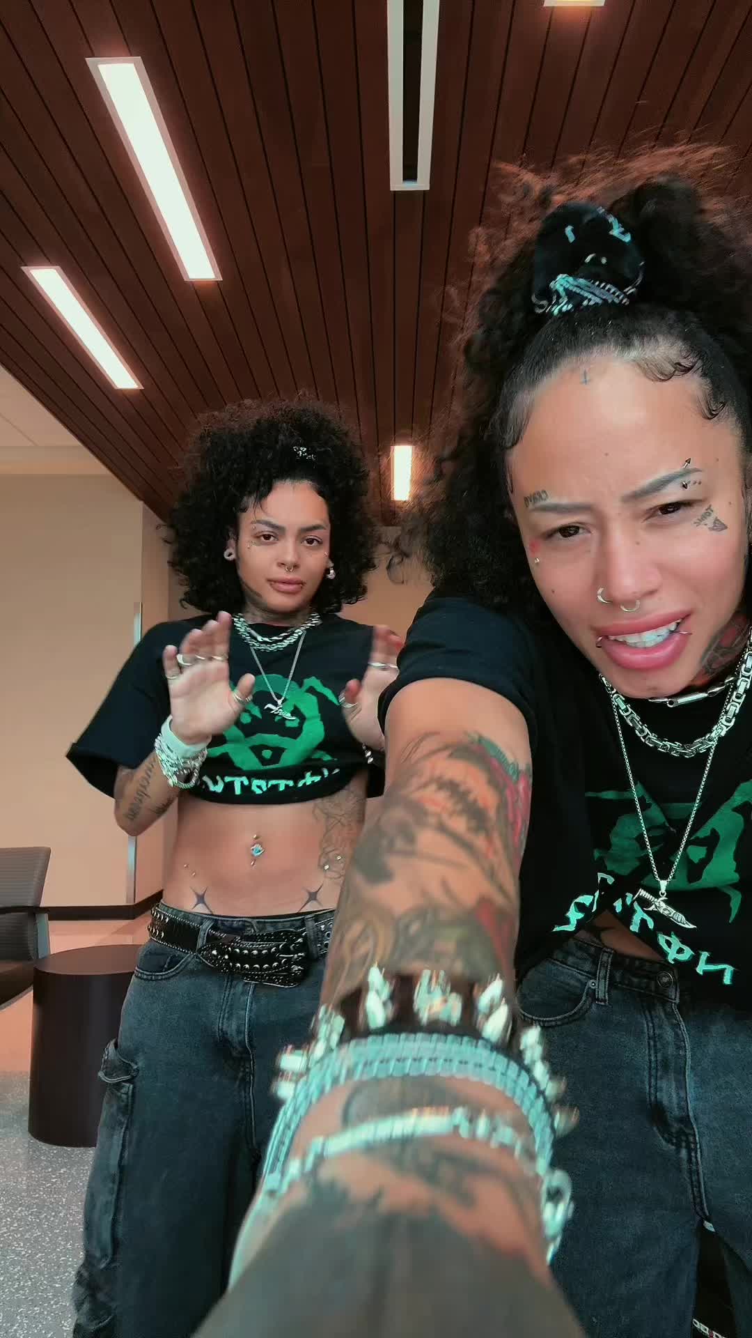 @NOT2TWINZ⛧