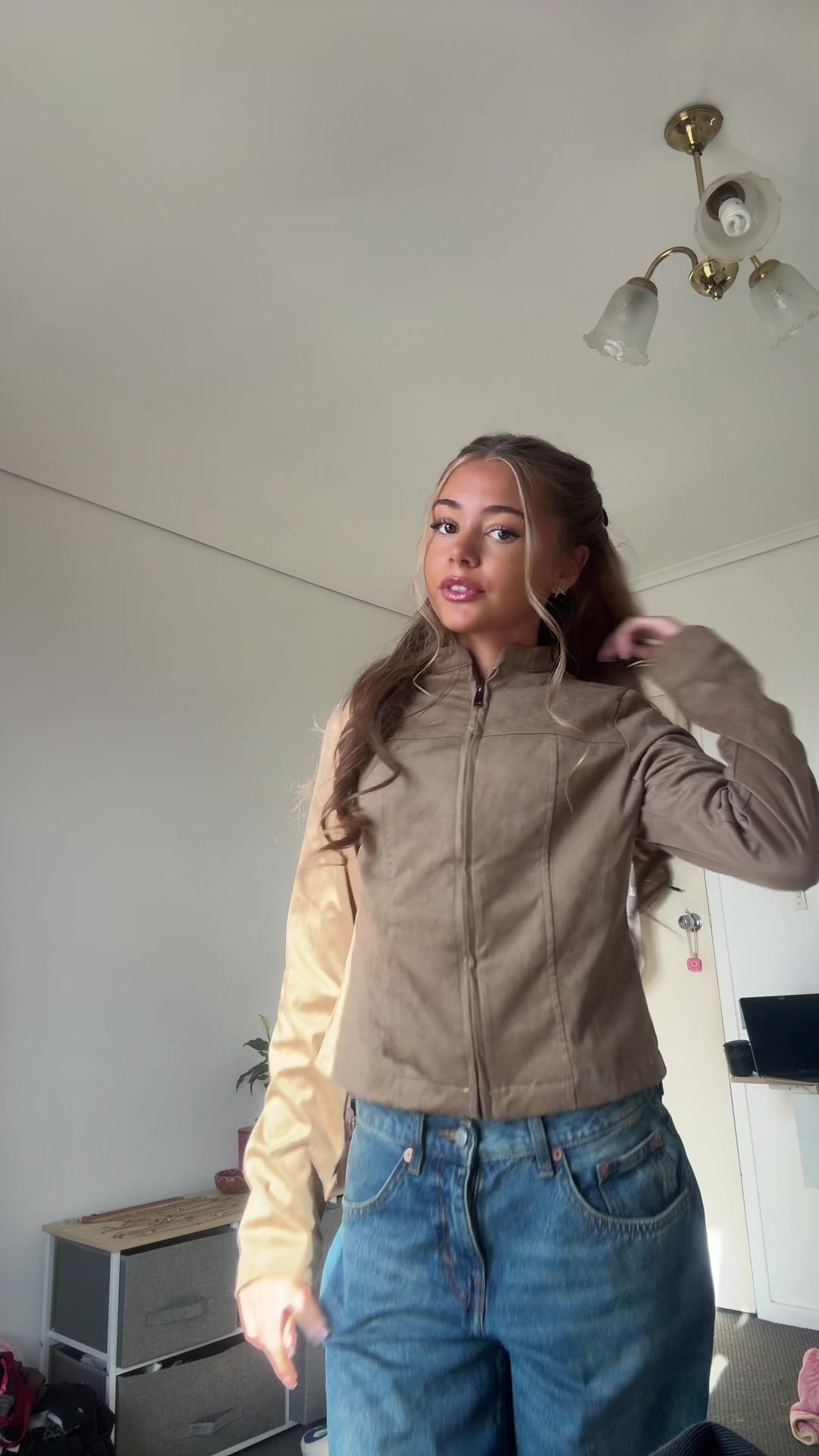 @connieeconw