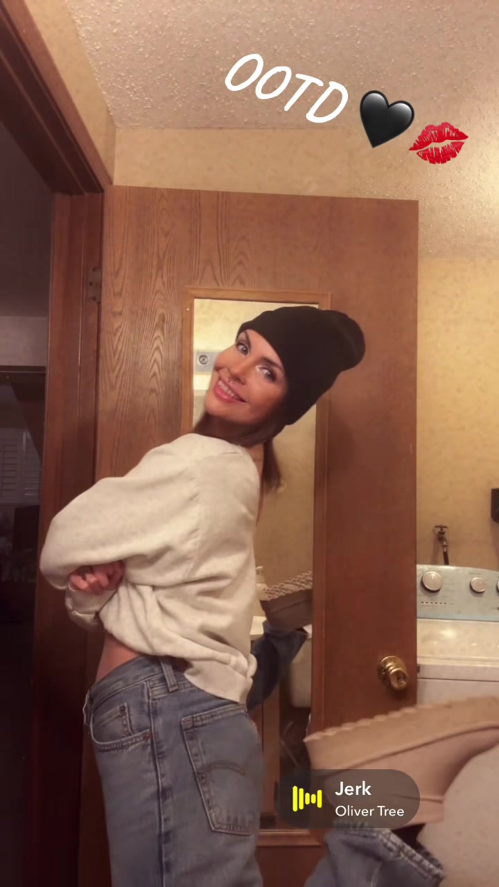 @Not ur gf 🤗🖤😘😈