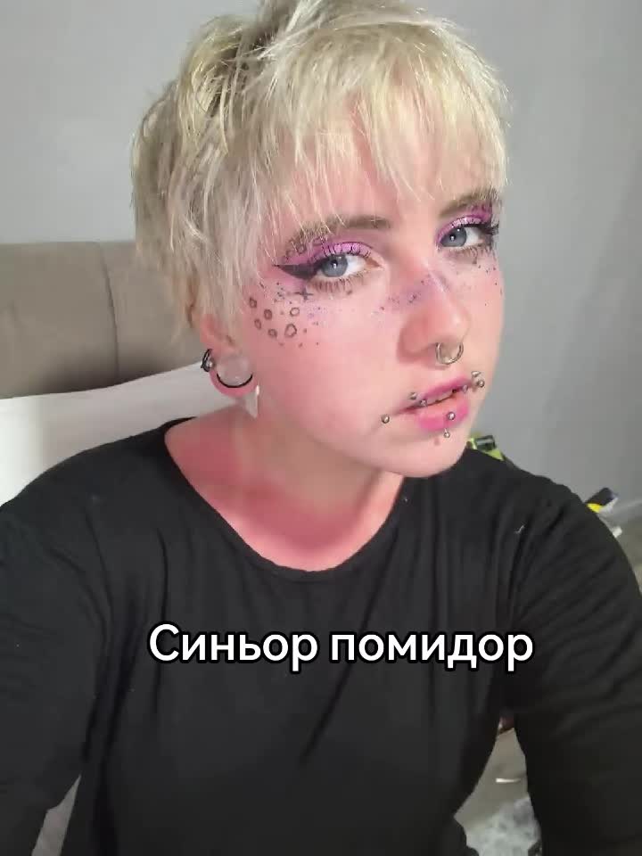 @𝐛𝐚𝐭🕸she/her