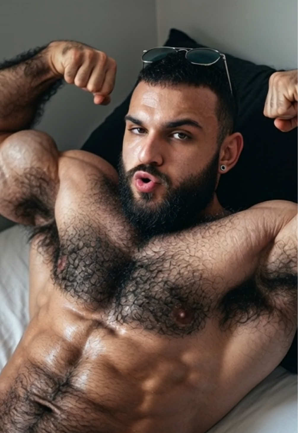 @YourDailyHotDudes