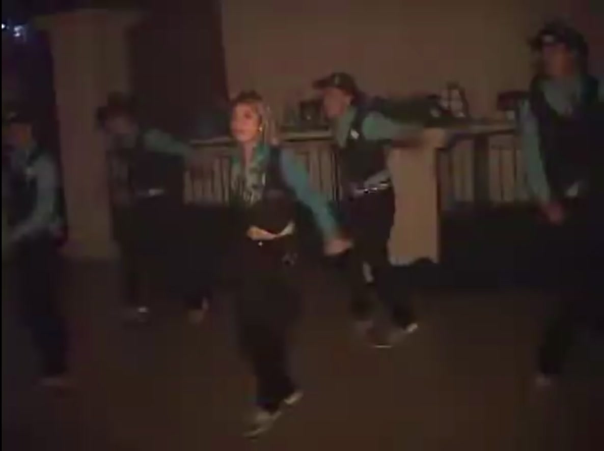 @r0z3lyy