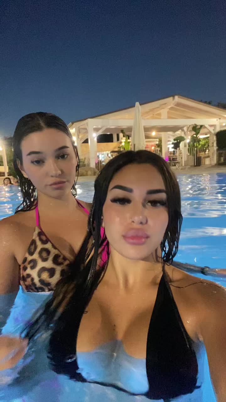 @🫦