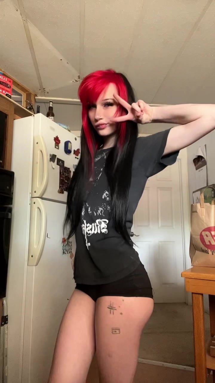@freakshowsgirl