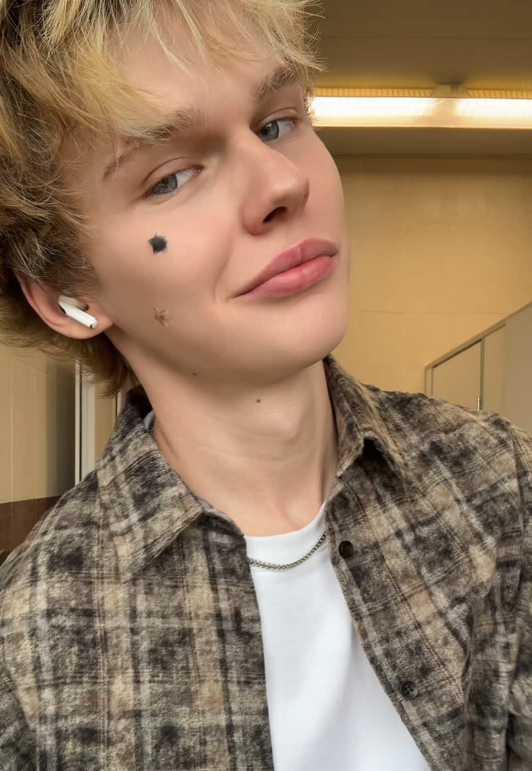 @HOLLIKLIN