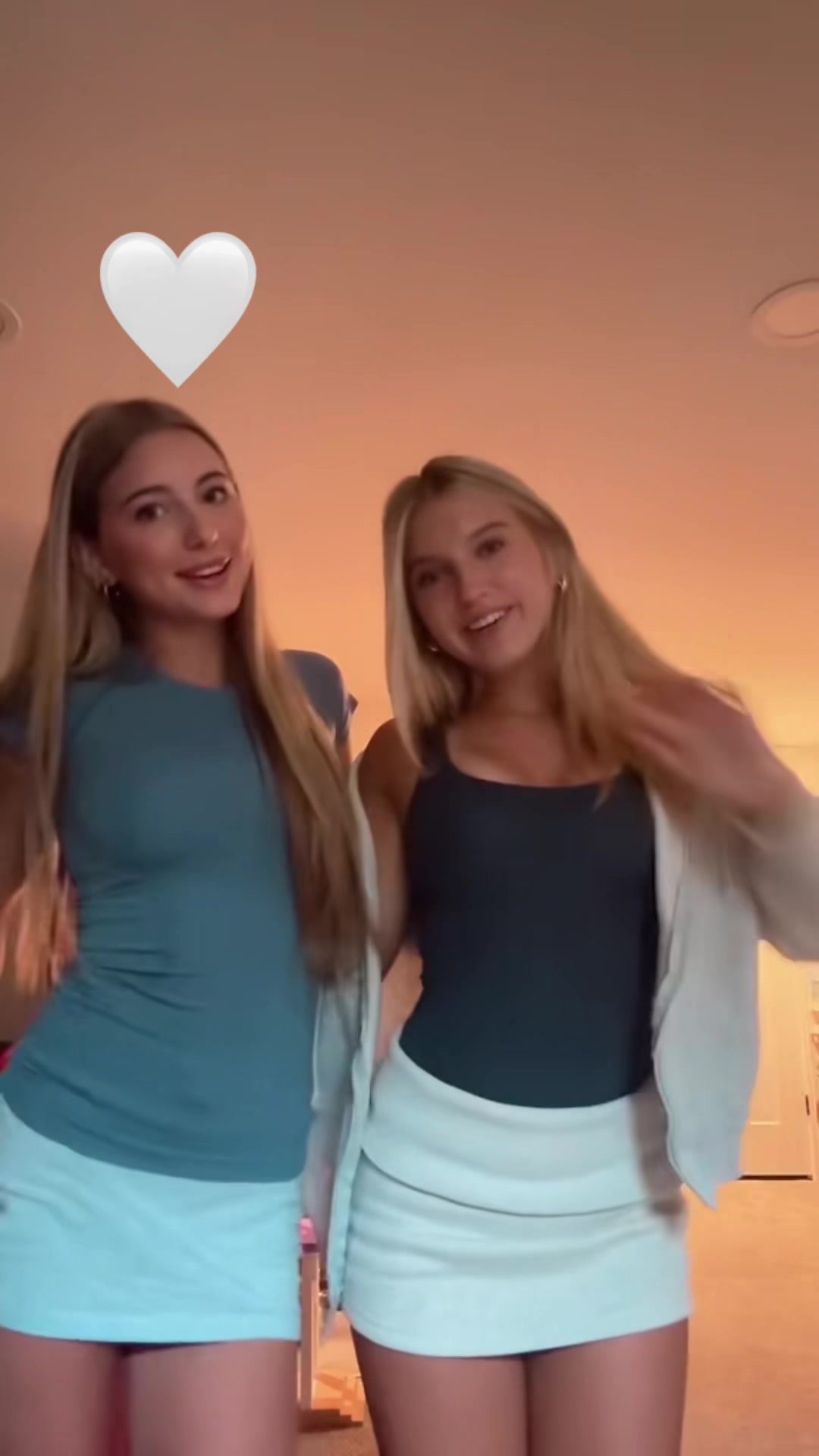 @👯