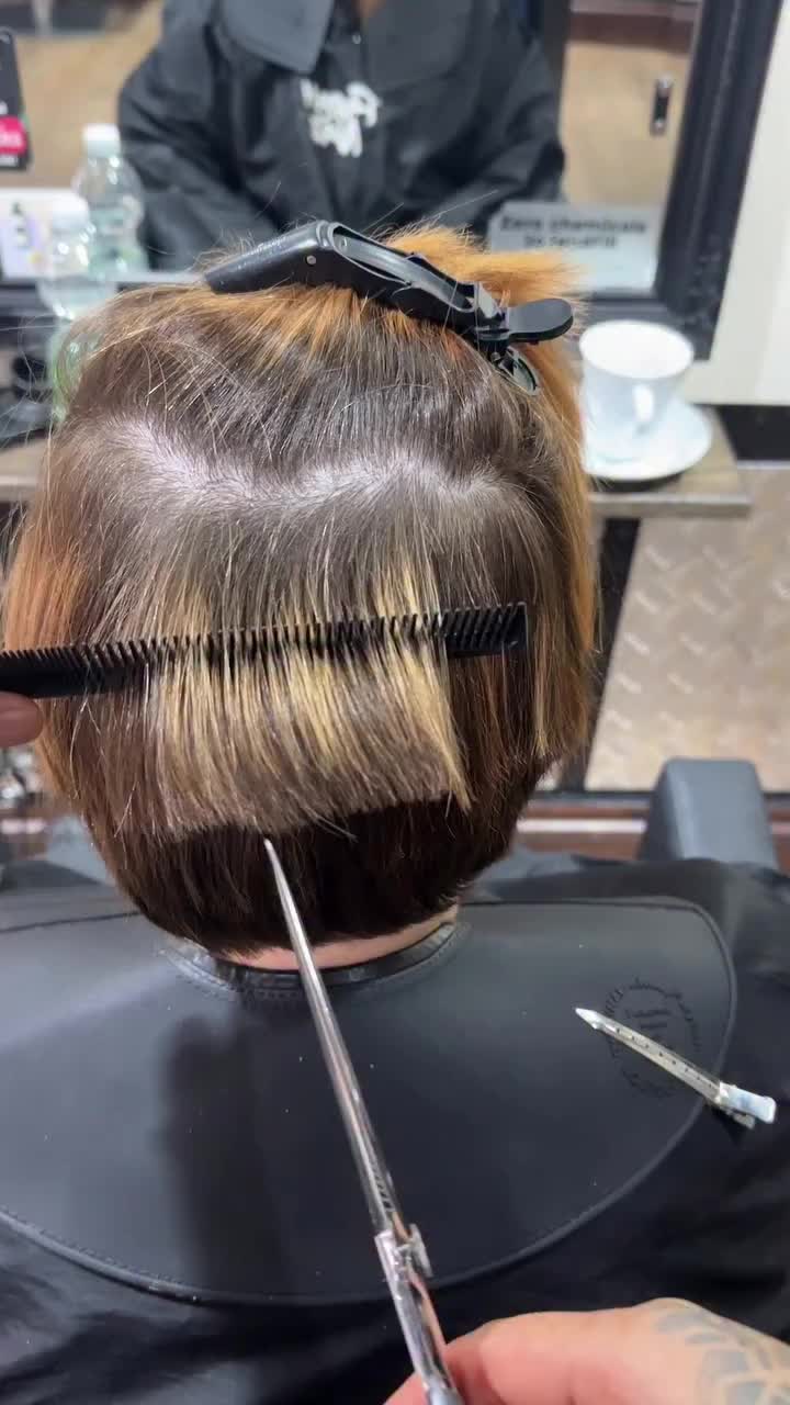 @Short Hair Cutting Specialist