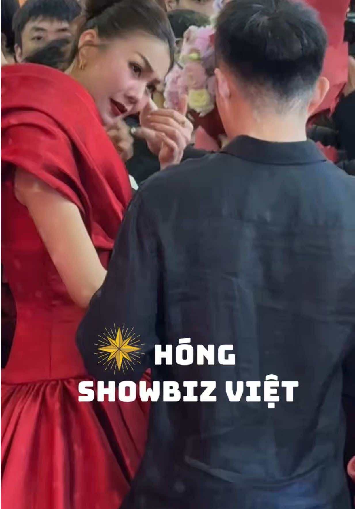 @H&oacute;ng Showbiz Việt