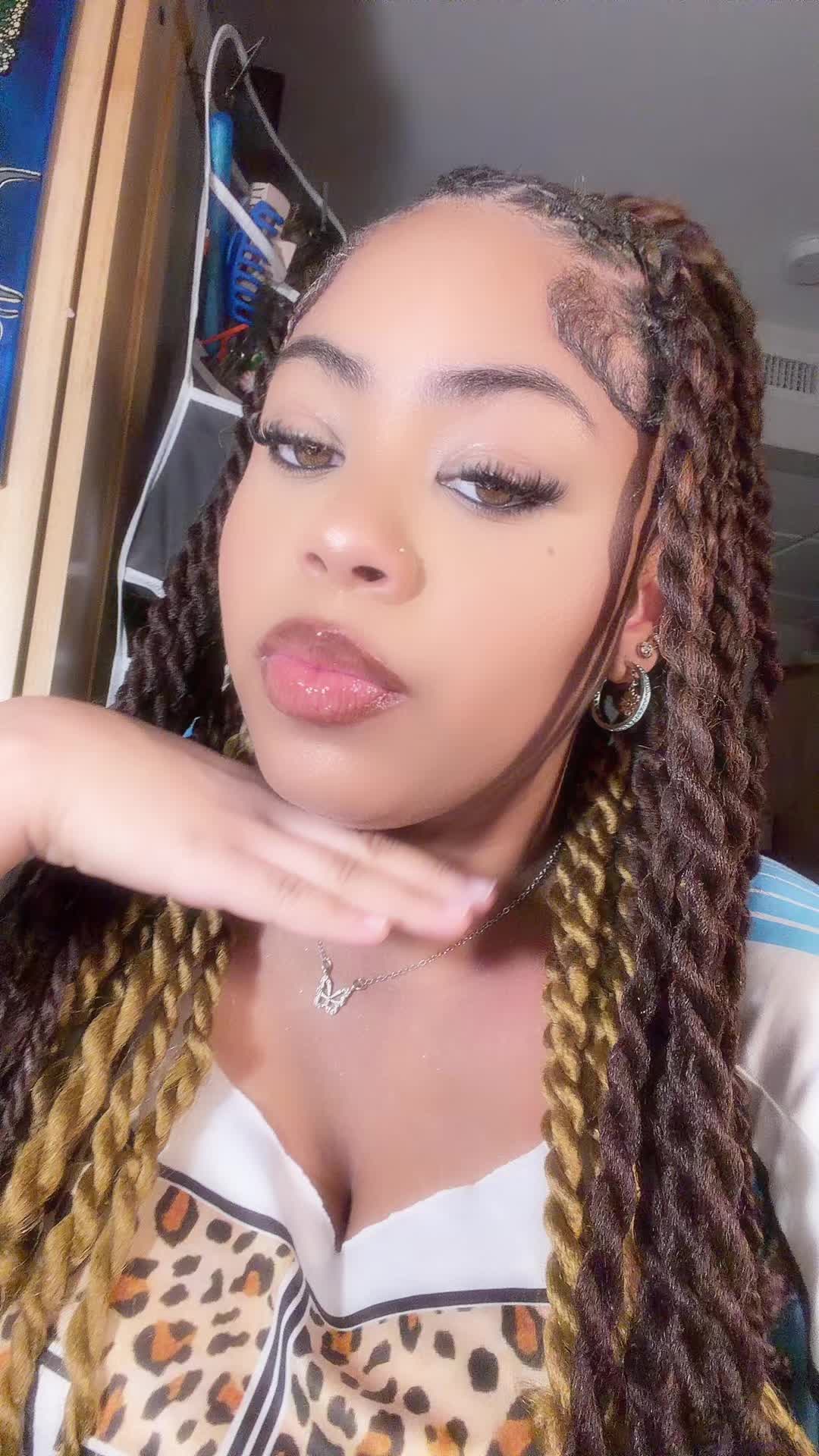 @Lovely.Vee