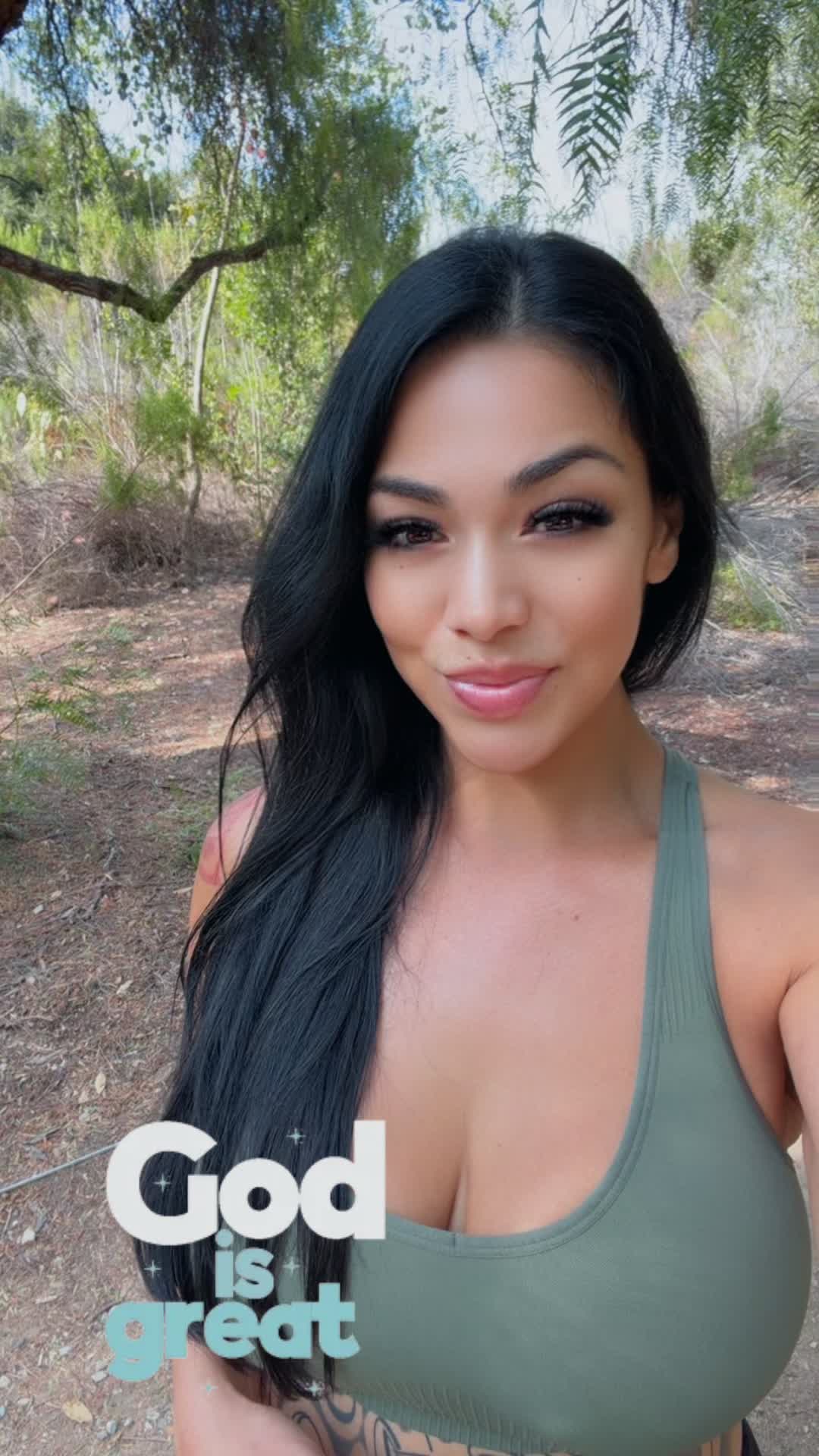@Bella_B_