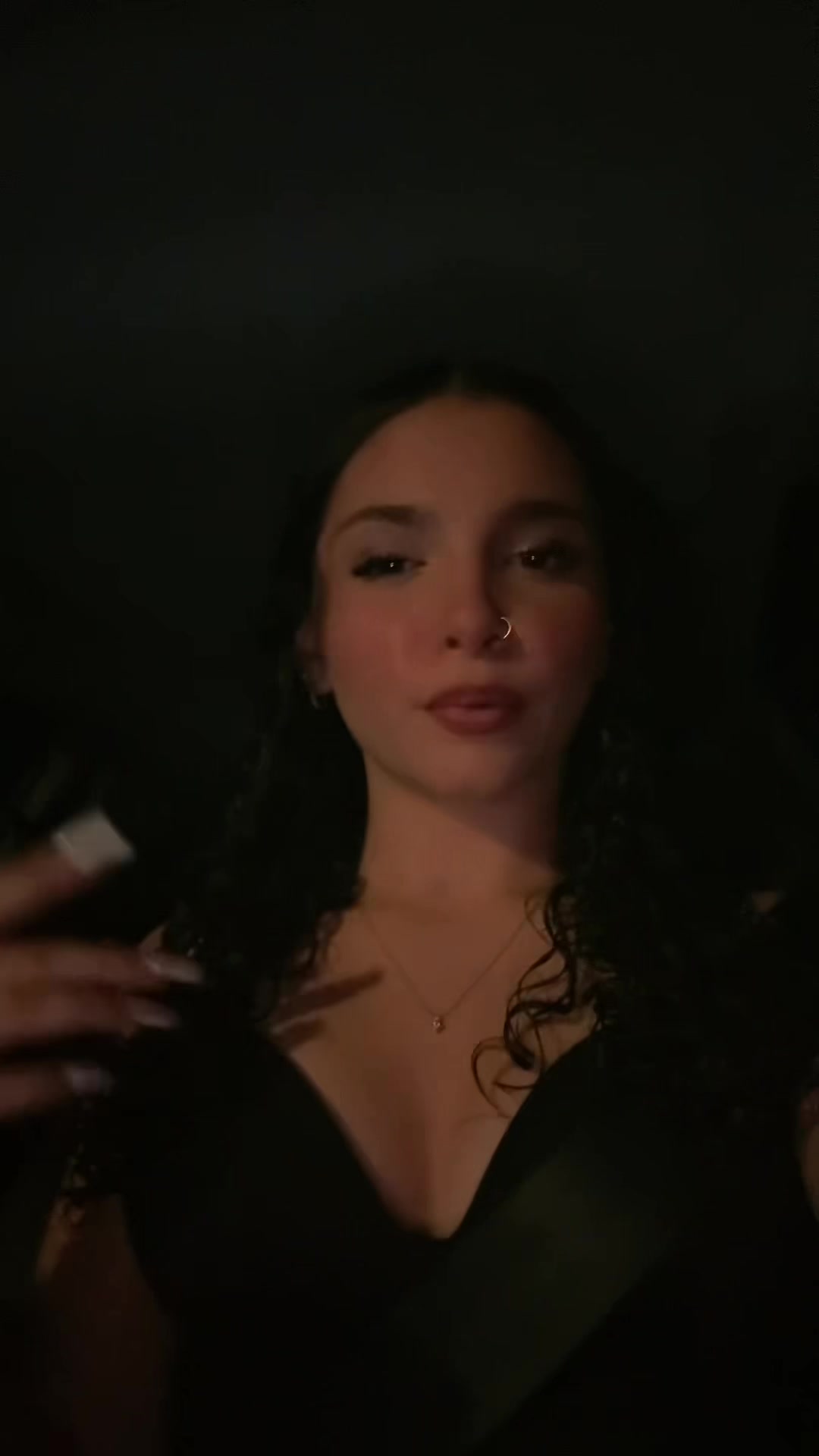 @𝒱