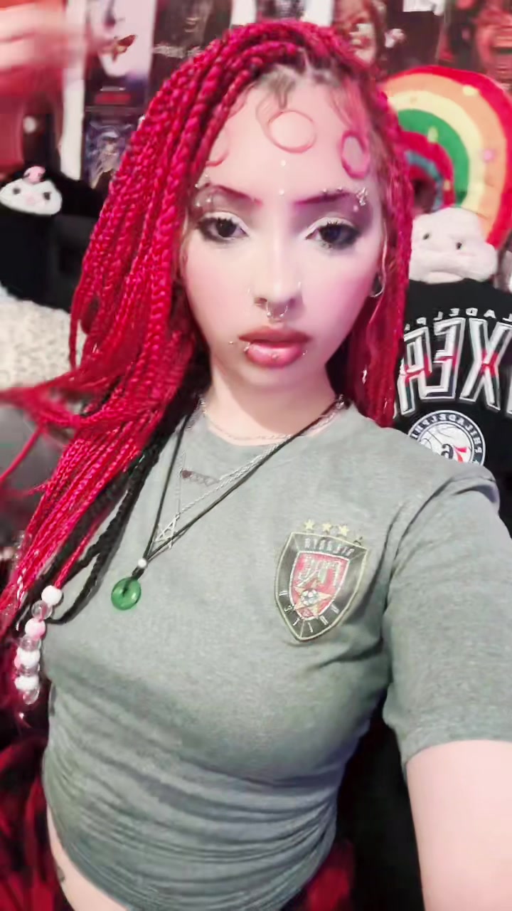 @>:)