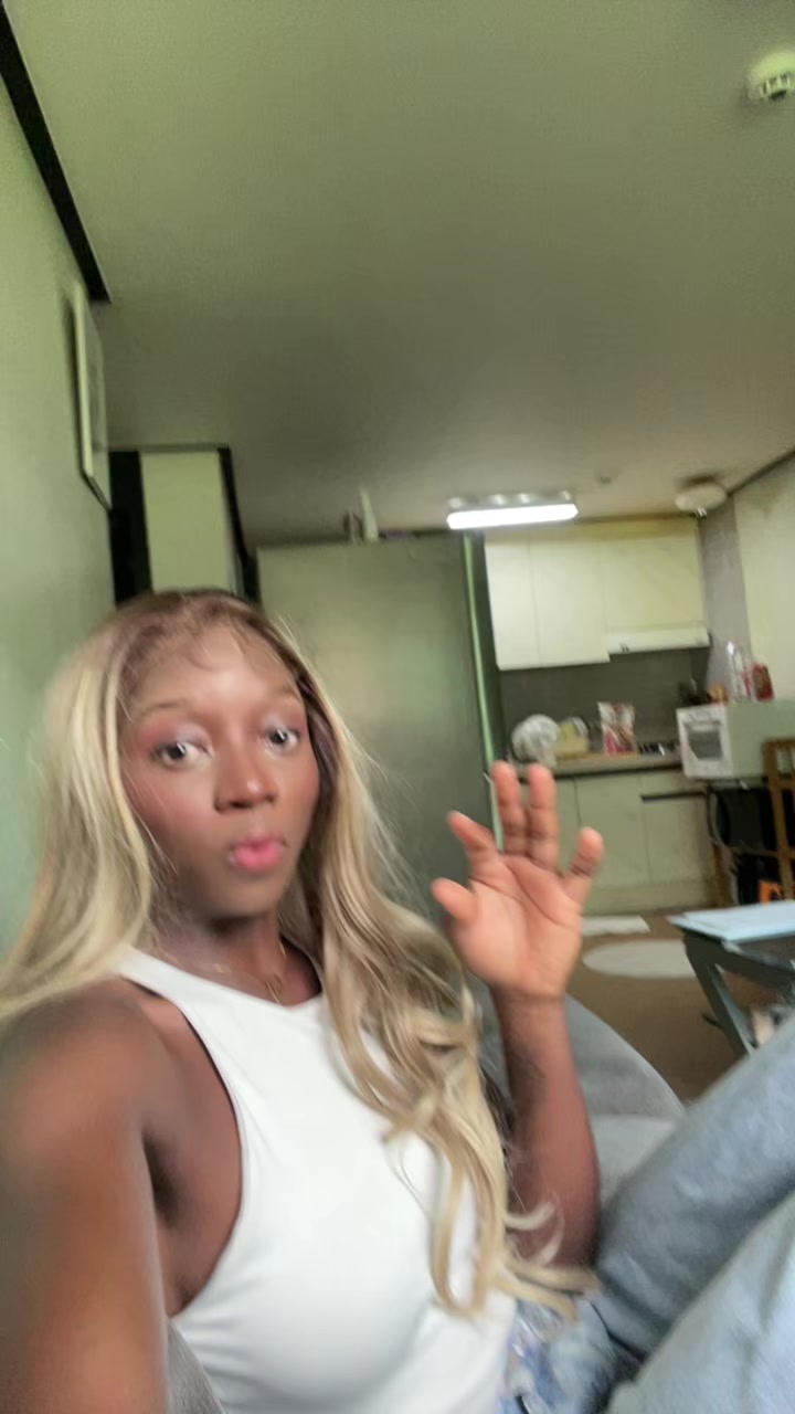 @ÉMILIE MIKOUATA 🦋🇬🇦🇰🇷