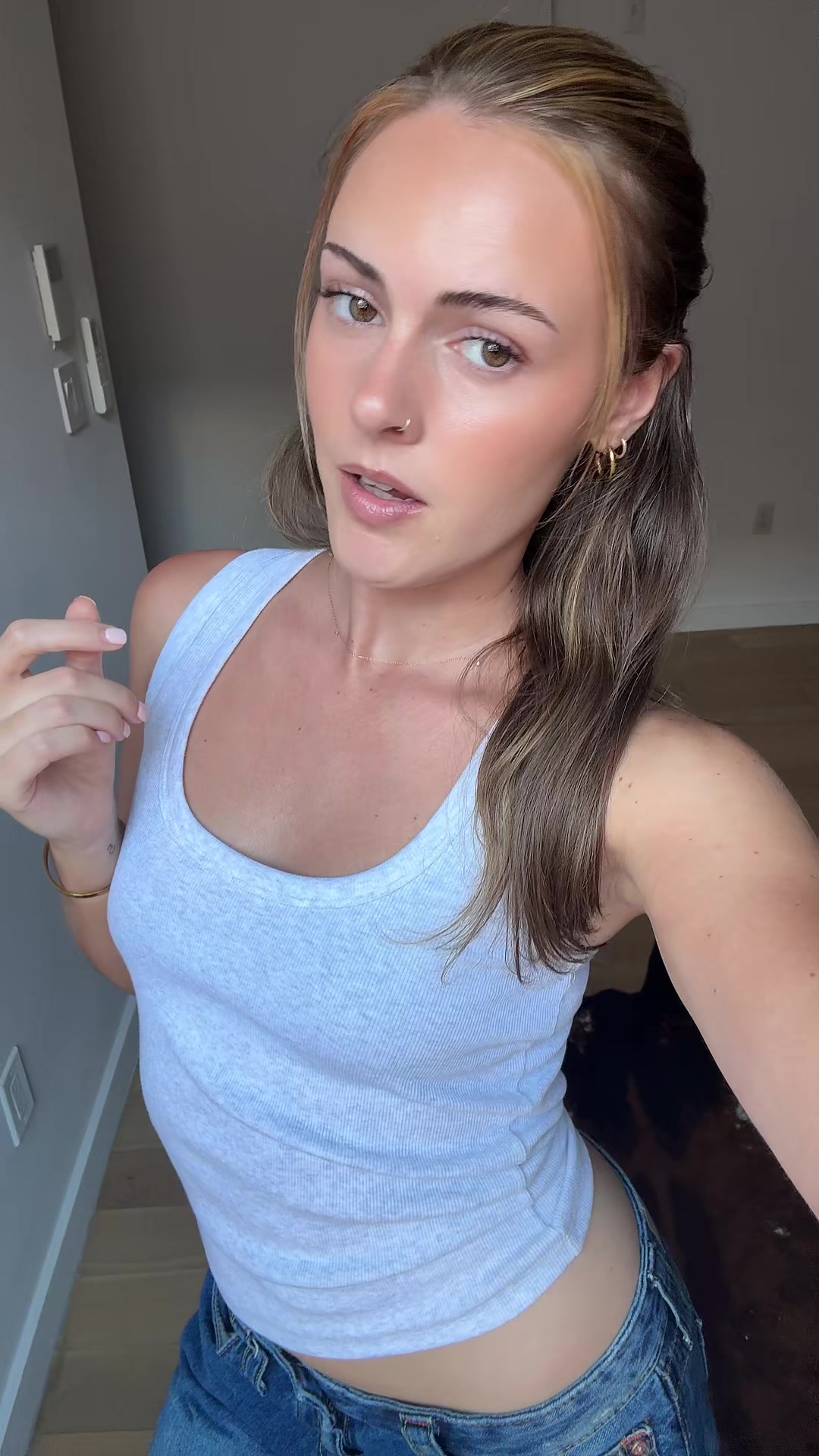 @🧍🏼&zwj;♀️