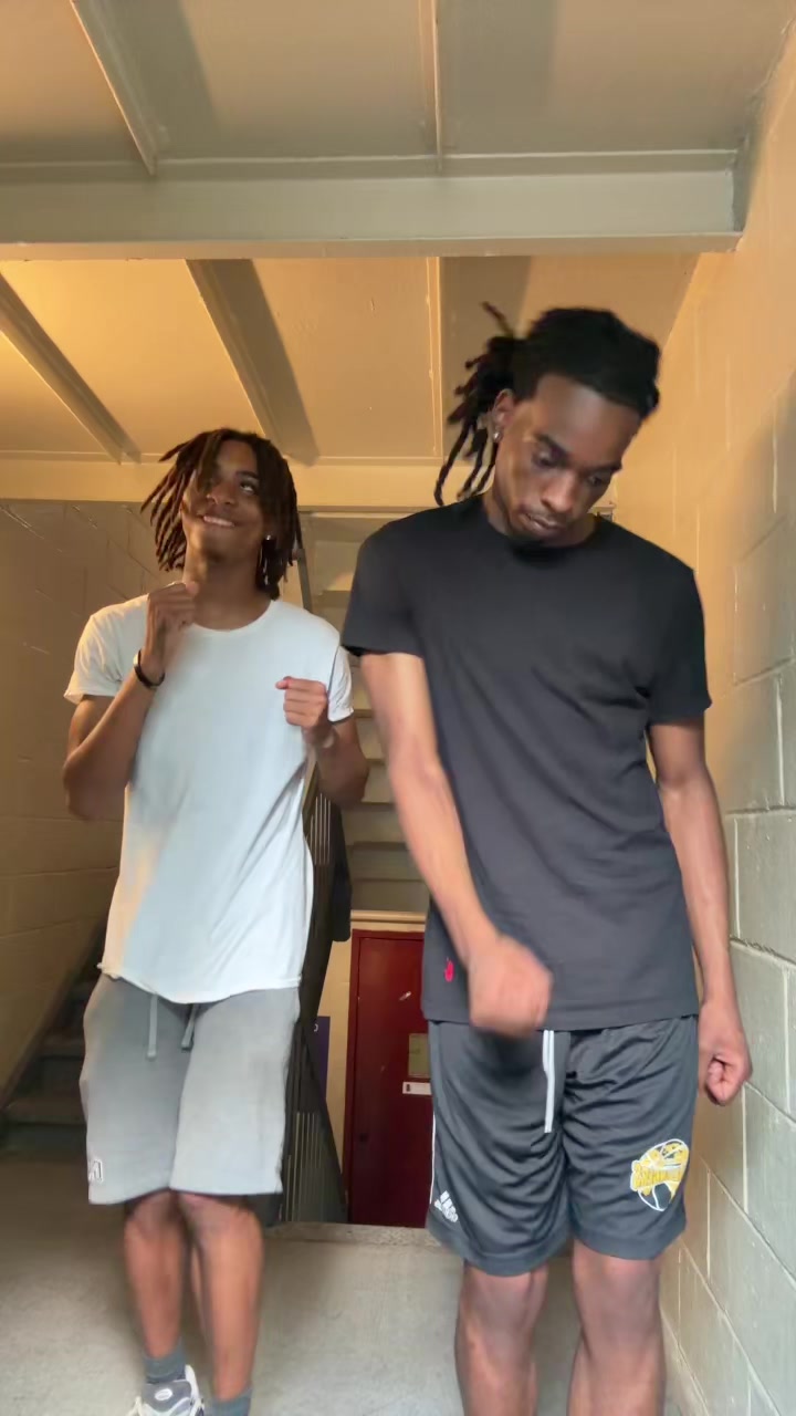 @Glitchy 🚶🏽&zwj;♂️..