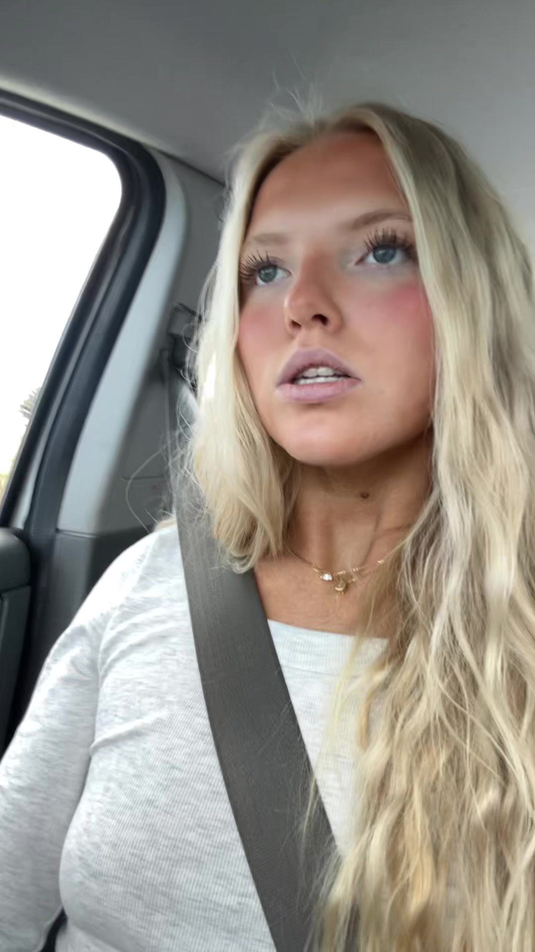 @👱🏼♀️