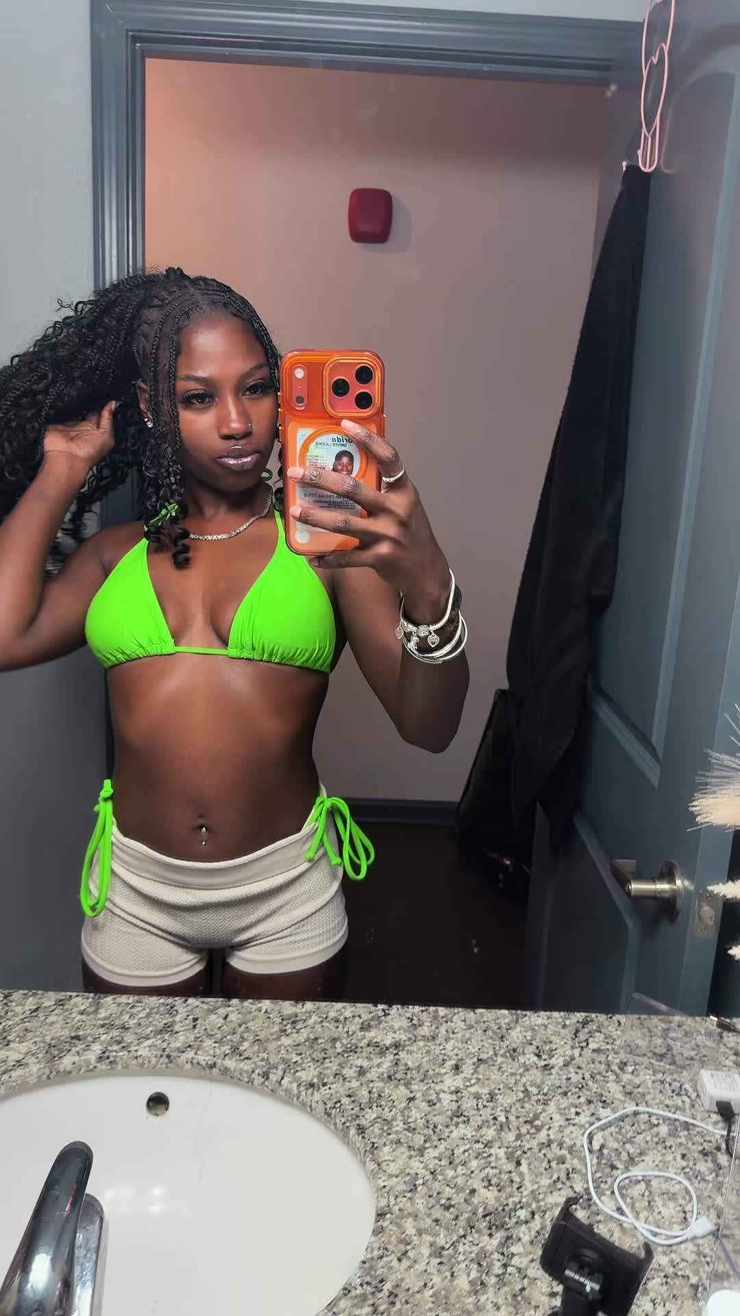 @Nanieee