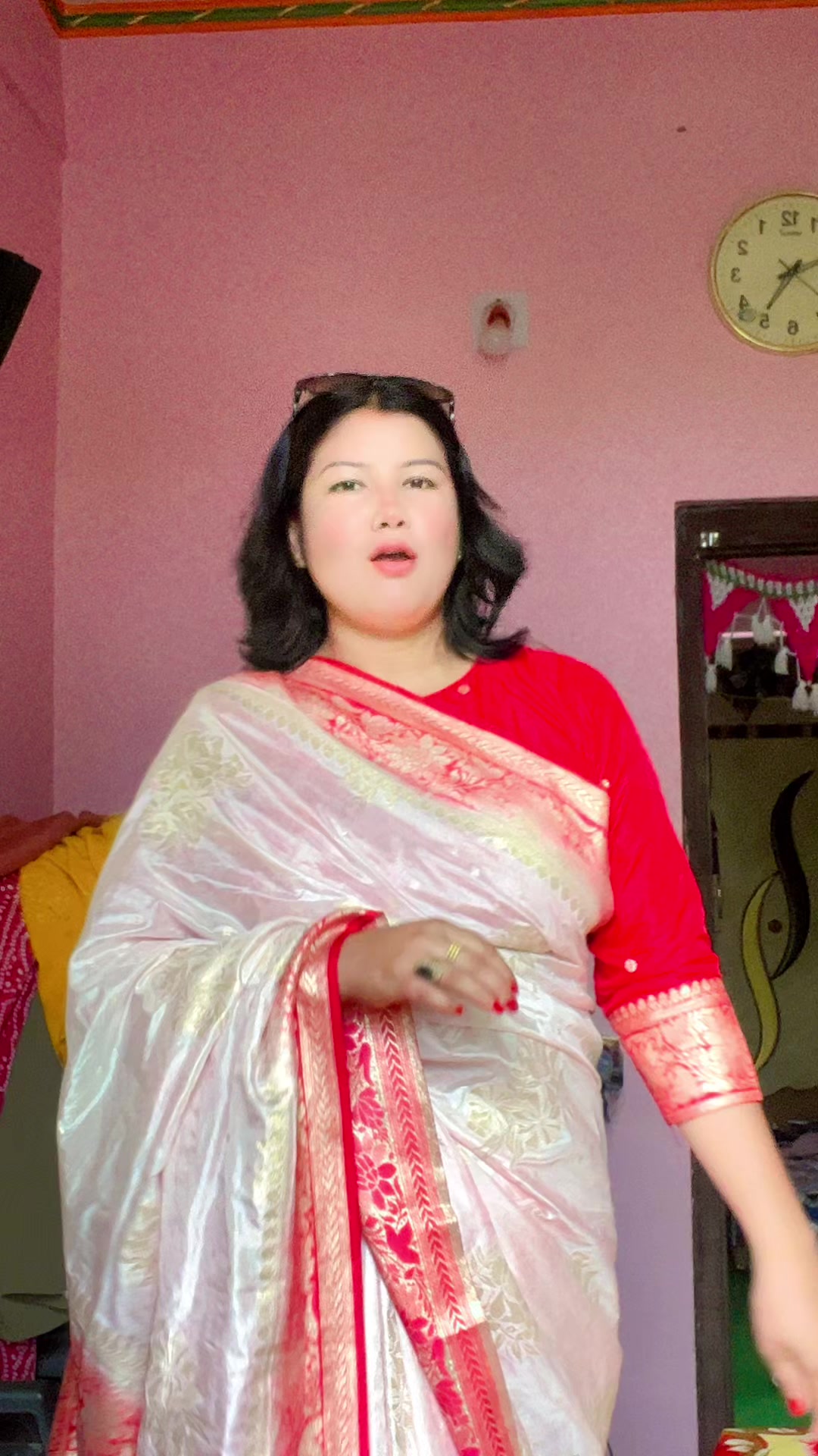 @घरकी एक्ली बुहारी लाहुरेनि👮