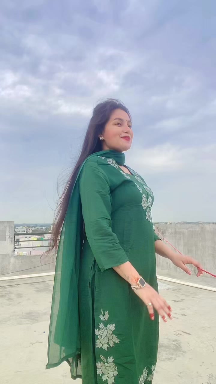 @शिवानी 😊smile Queen 😊 👑