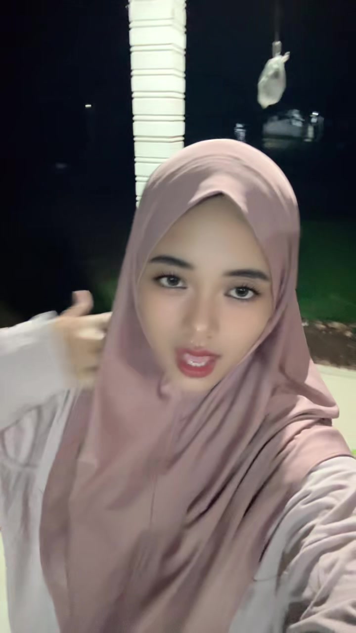 @Elisz_