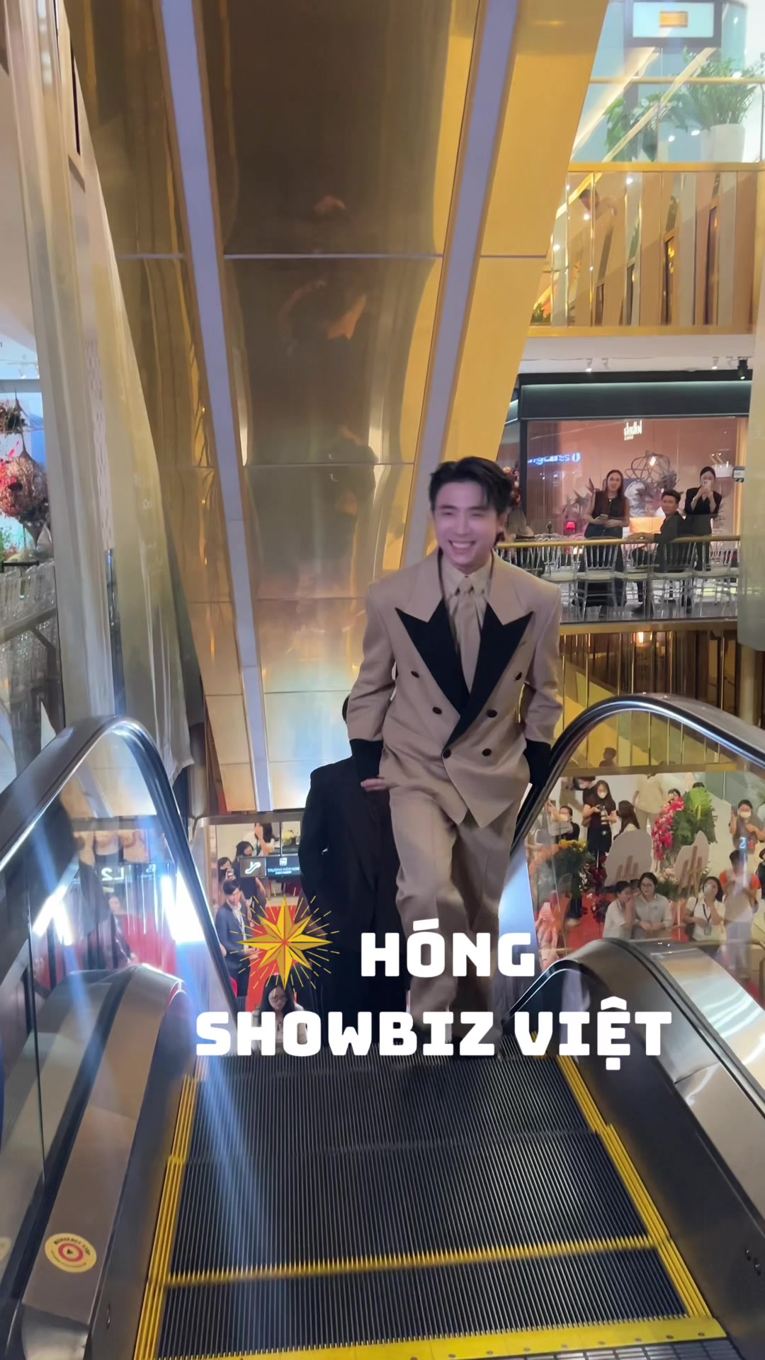 @H&oacute;ng Showbiz Việt