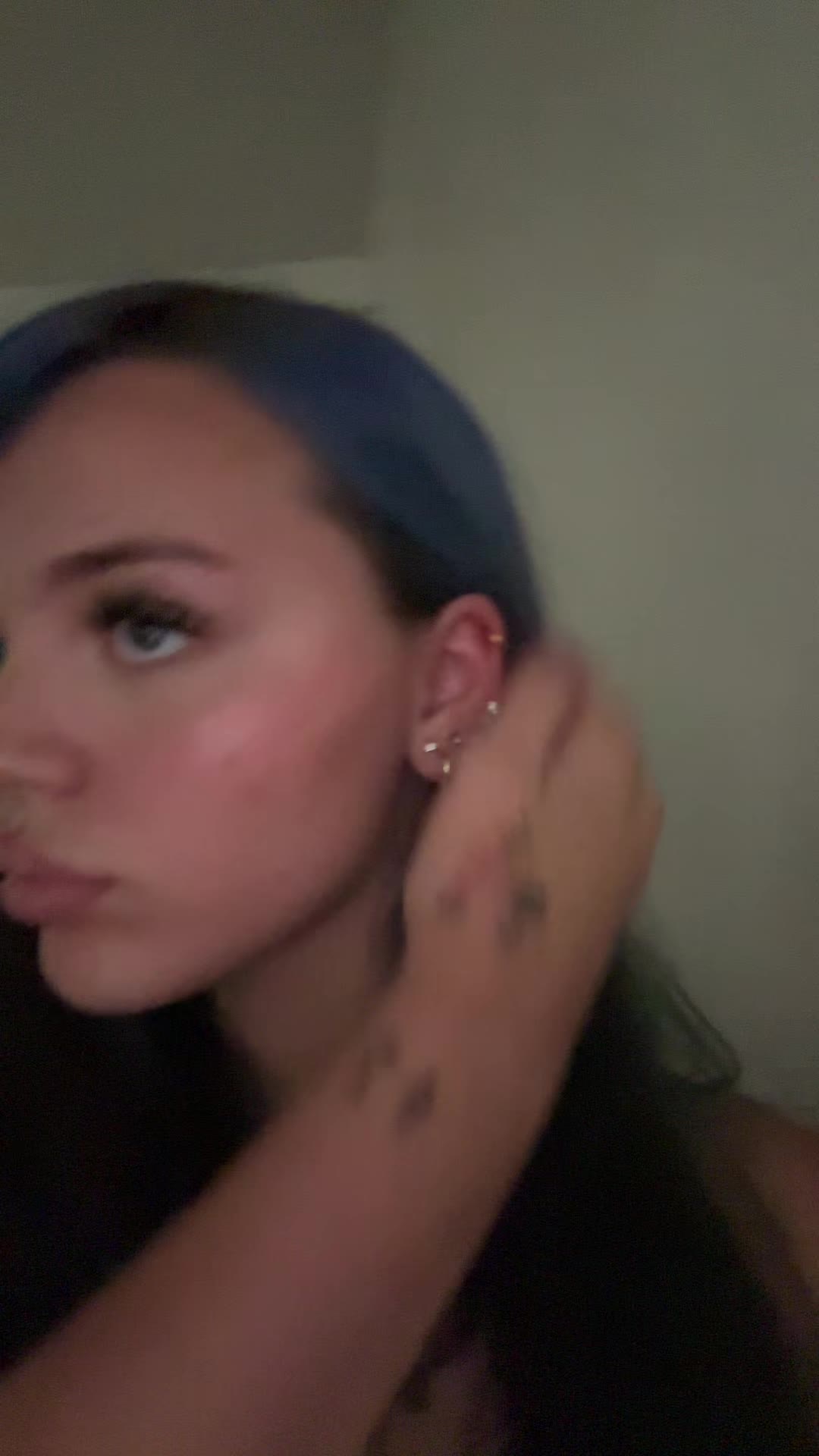 @:З
