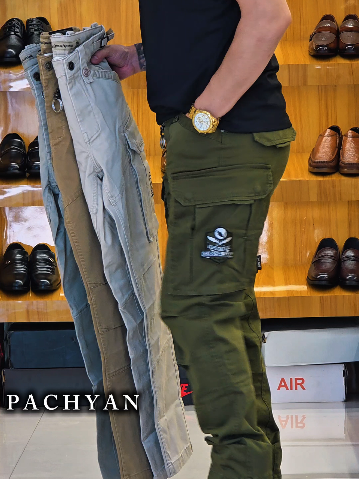 @पछ्याण wears